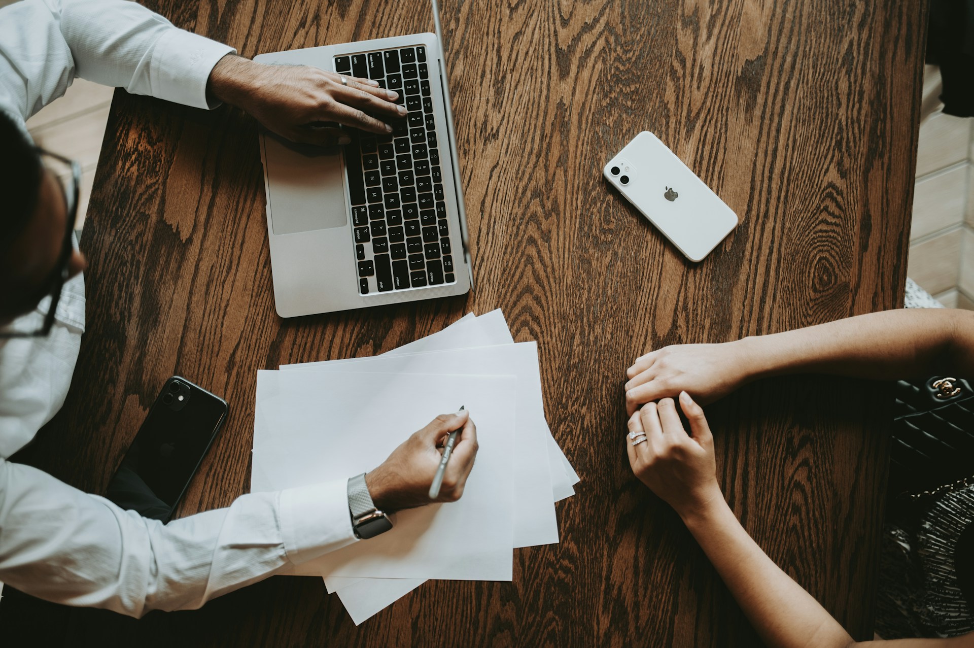 Read more about the article Best AI Legal Tools for a Solo Business in 2026 (What They Can and Can’t Do)