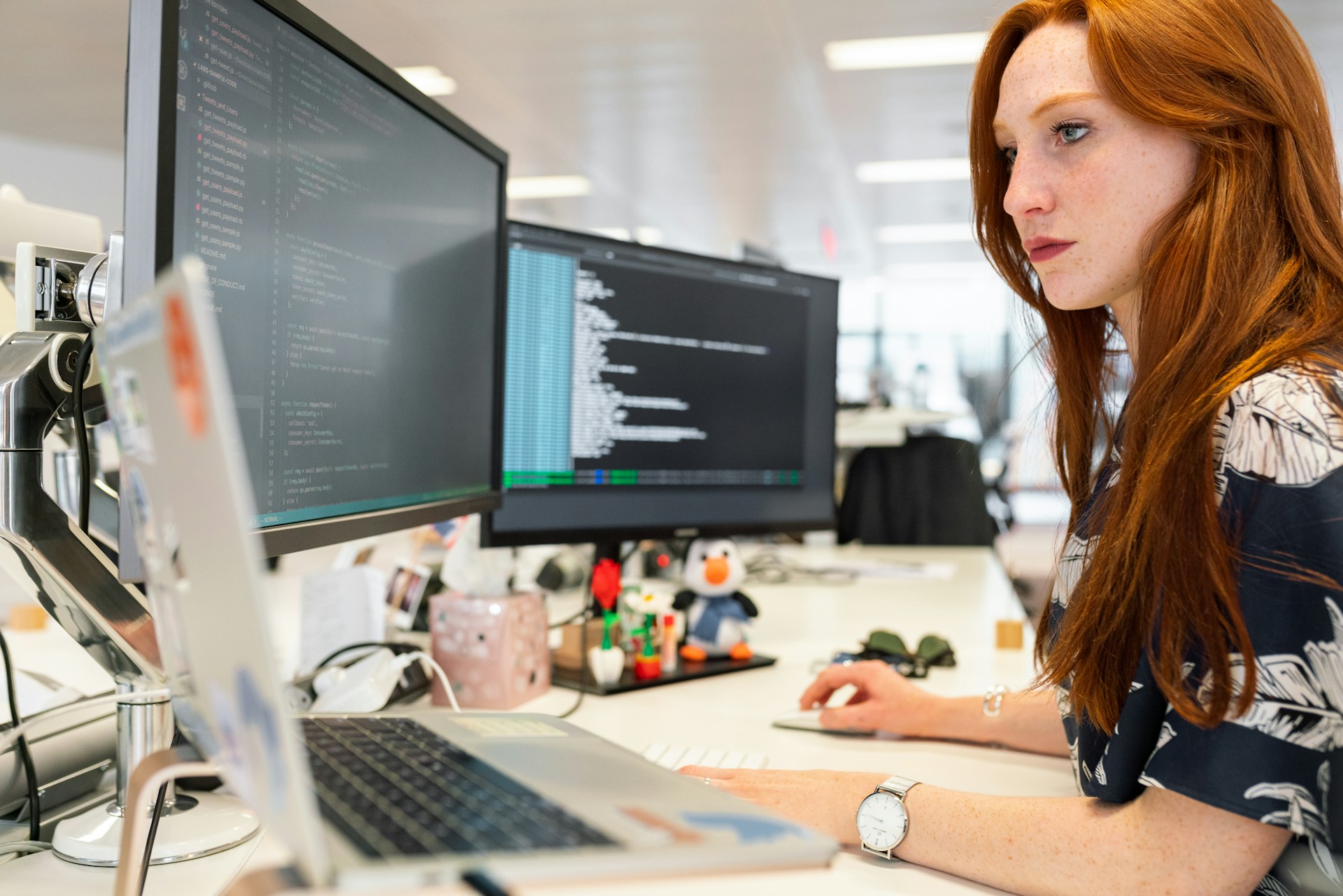 Read more about the article ChatGPT vs Claude: Which AI Assistant Is Better for a Solo Business in 2026?
