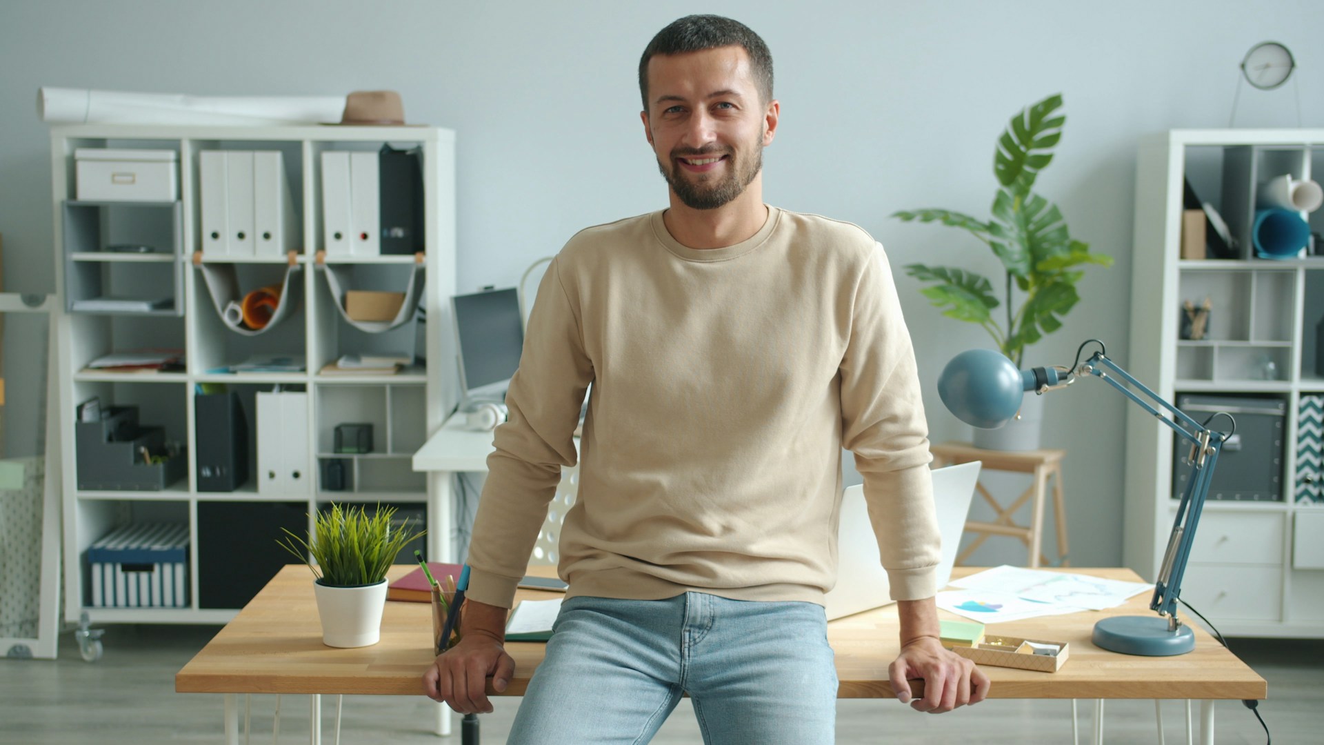 You are currently viewing How to Get Your First Clients with AI as a Solo Founder in 2026